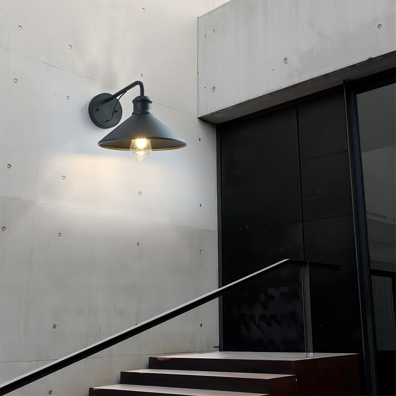 Moderner minimalistischer Kegel-Eisen 1-Lampe Wandleuchte für Außenpatio | Brehn