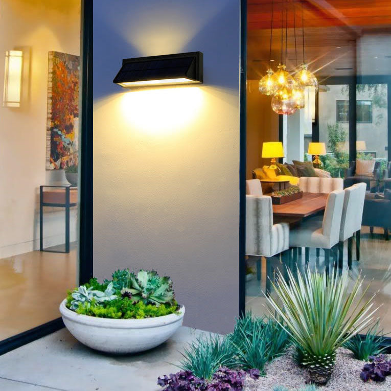Wasserdichte, rechteckige LED-Wandleuchte für den Außenbereich mit Solarbetrieb, ideal für Terrasse und Garten.
