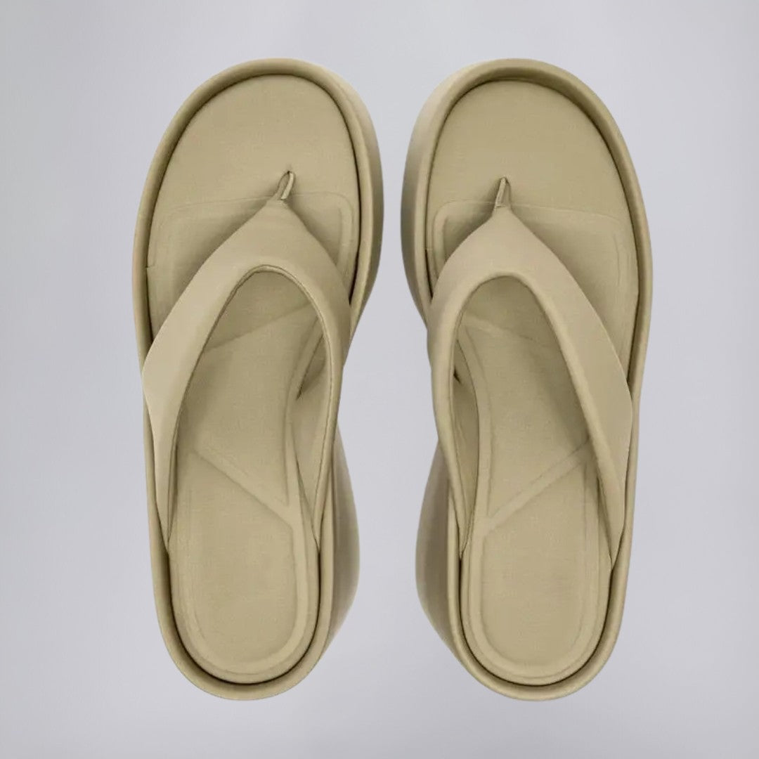 Gepolsterte Flip-Flops mit rutschfester Sohle