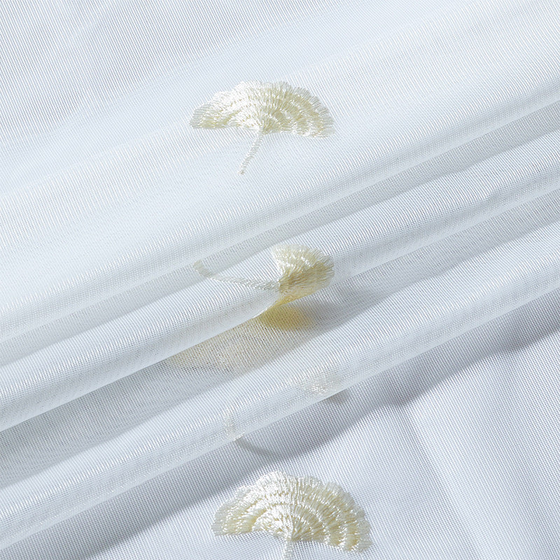 Transparenter Gardinenvorhang aus feinem Tüll mit bestickten Gingko‑Blättern und geschwungenem Spitzenabschluss Brehn
