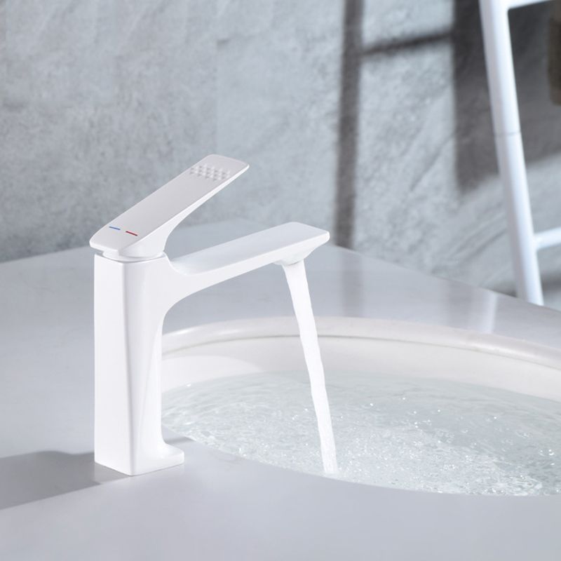 Moderner Aufsatzwaschbecken Wasserhahn Kupfer Hebelgriff Niedriger Bogen Aufsatzwaschbecken Wasserhahn für das Badezimmer