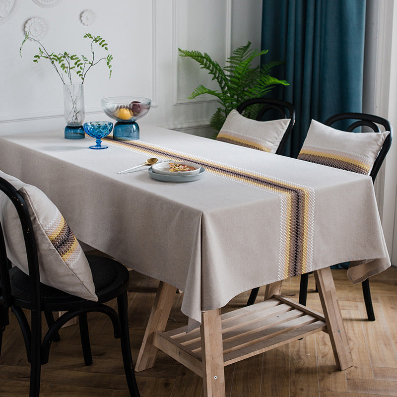 Elegante gestreifte Tischdecke