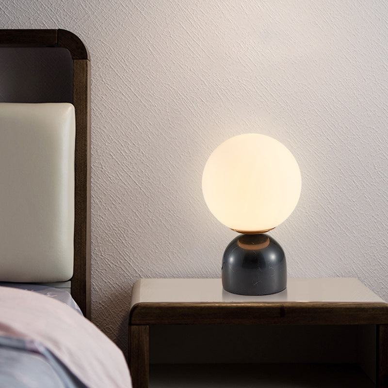 Moderne Kugeltischlampe mit stilvoller Basis