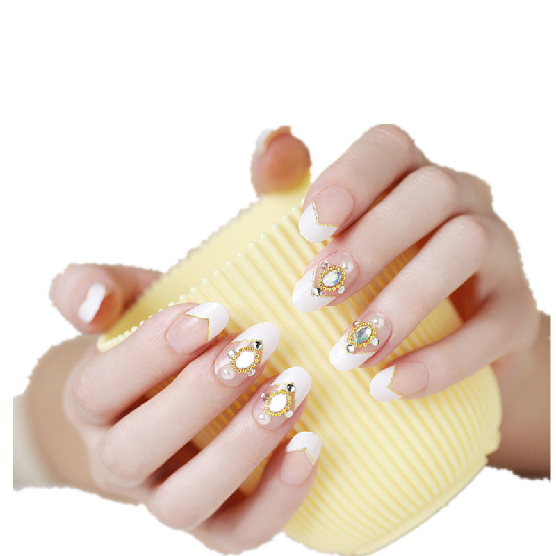 Dekoratives Press-On Nail Set mit eleganten Akzenten