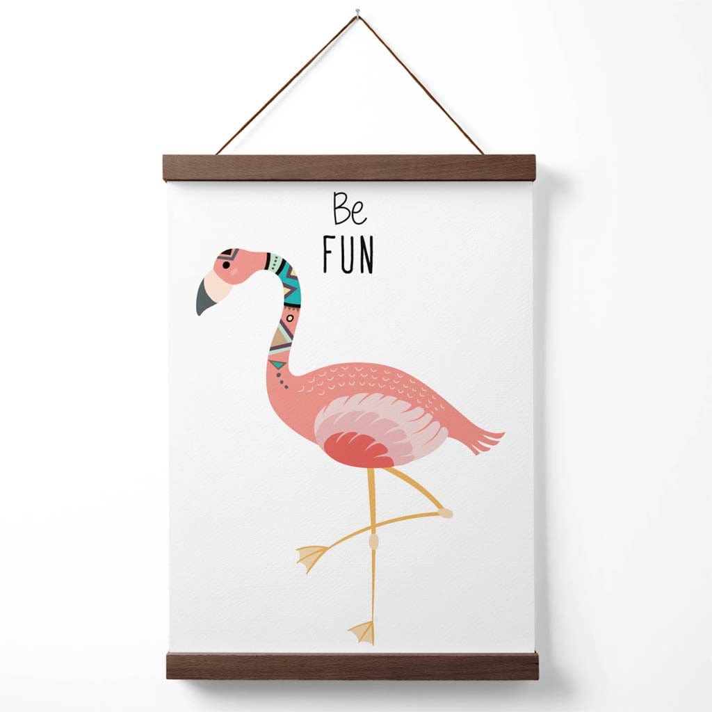 „Sei lustig“-Poster mit Flamingo-Stammeszitat und Aufhänger