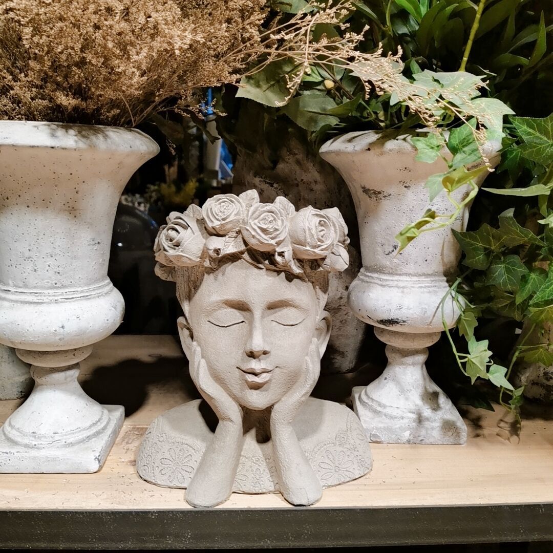 Dekorativer Kopf mit Rosenkranz Brehn