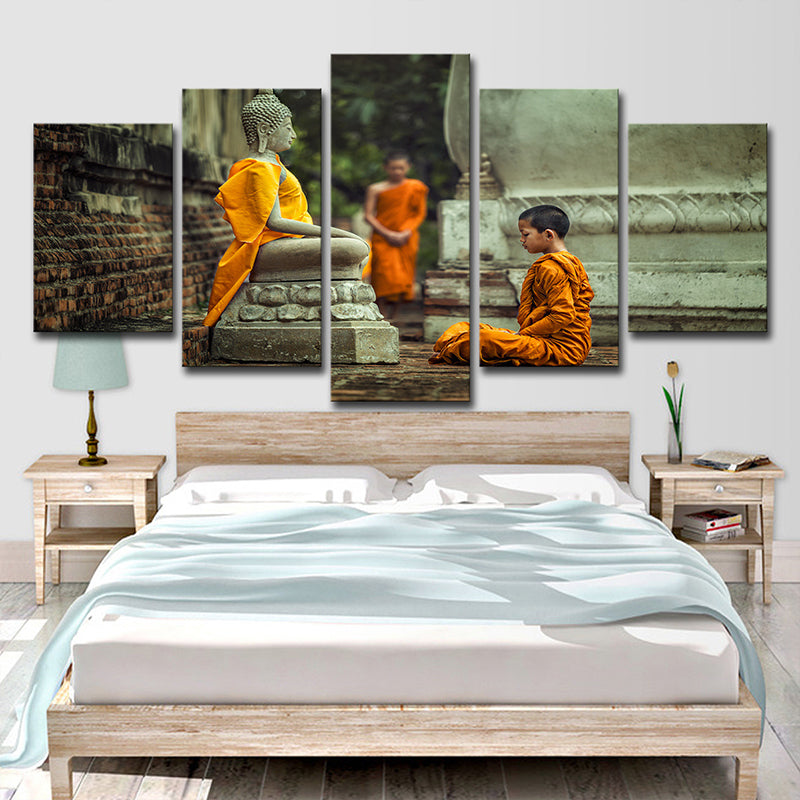 Brehn | Buddhist Boy Mediterende Canvas Print Geel Hedendaagse Wanddecoratie für Esszimmer
