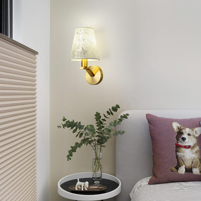 Stylische Stoffwandlampe mit elegantem floralem Design