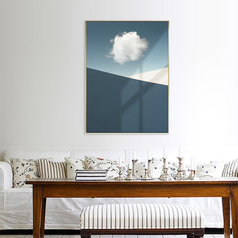 Brehn | Gemischte Medien Nordische Wandkunst-Druck mit Wolken- und Bergmuster in Blau-Weiß