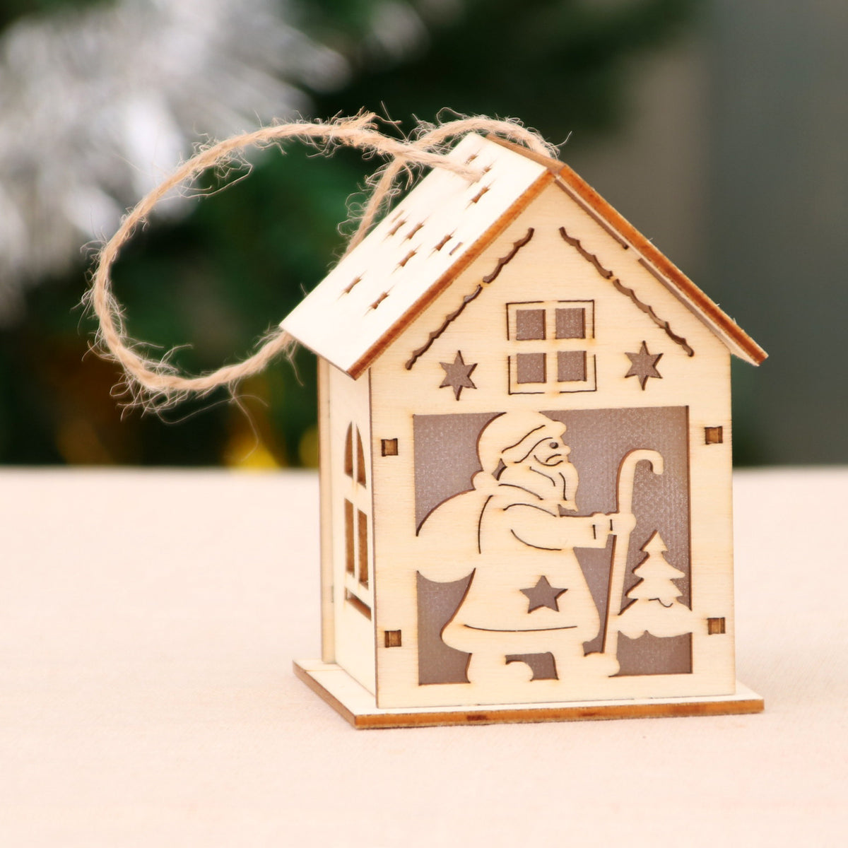 Beleuchtetes Holz-Weihnachtshaus, dekorativ