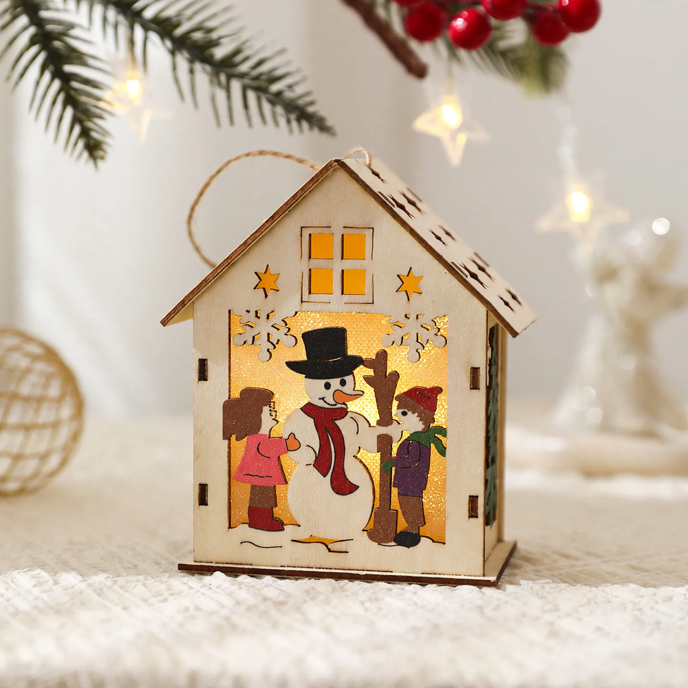 Beleuchtetes Holzhaus als Weihnachtsdekoration