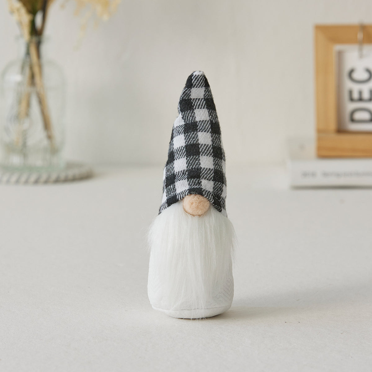 Weihnachtliche Wichtelfigur mit Schneeflocken-Mütze