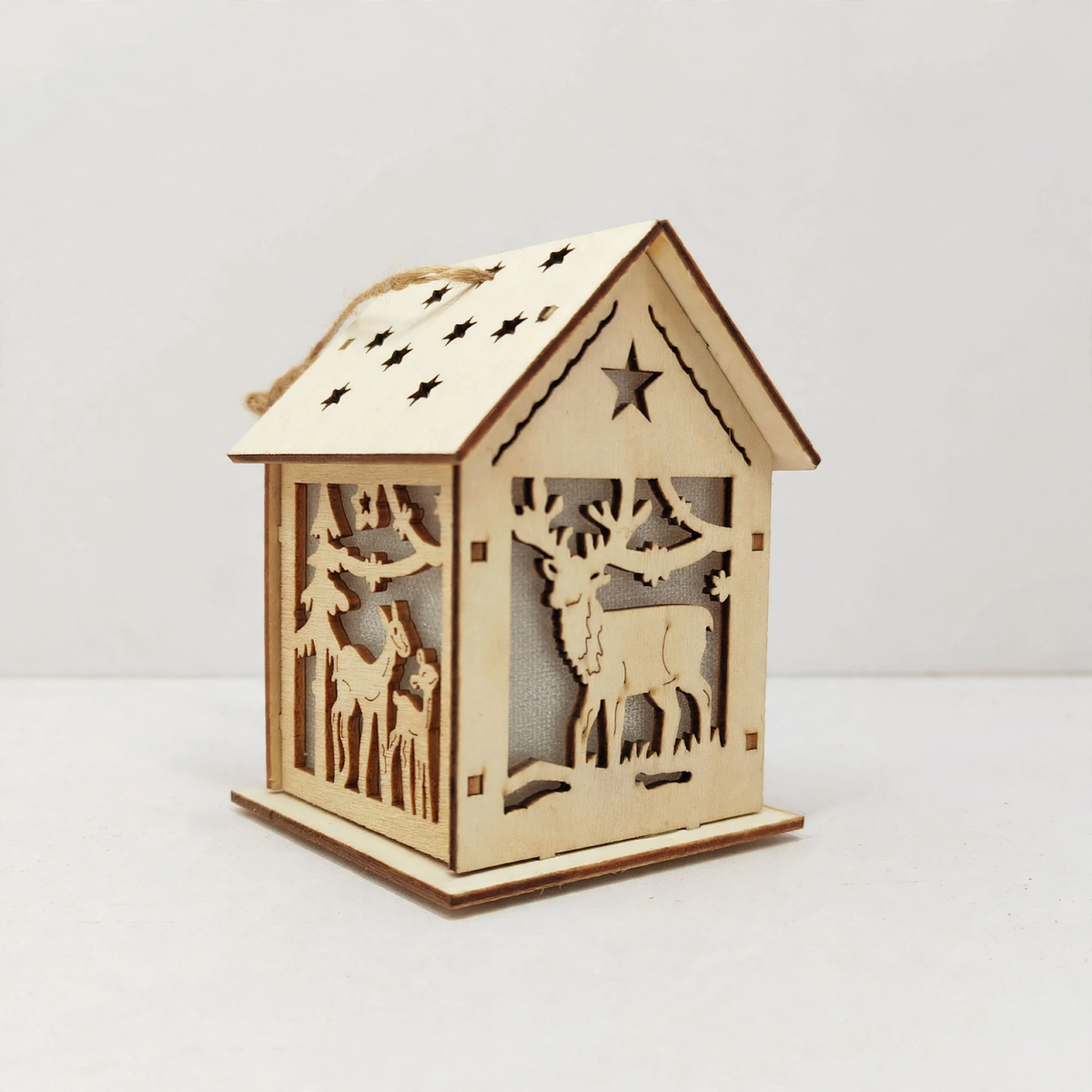 Dekoratives Holzhaus für die Weihnachtszeit