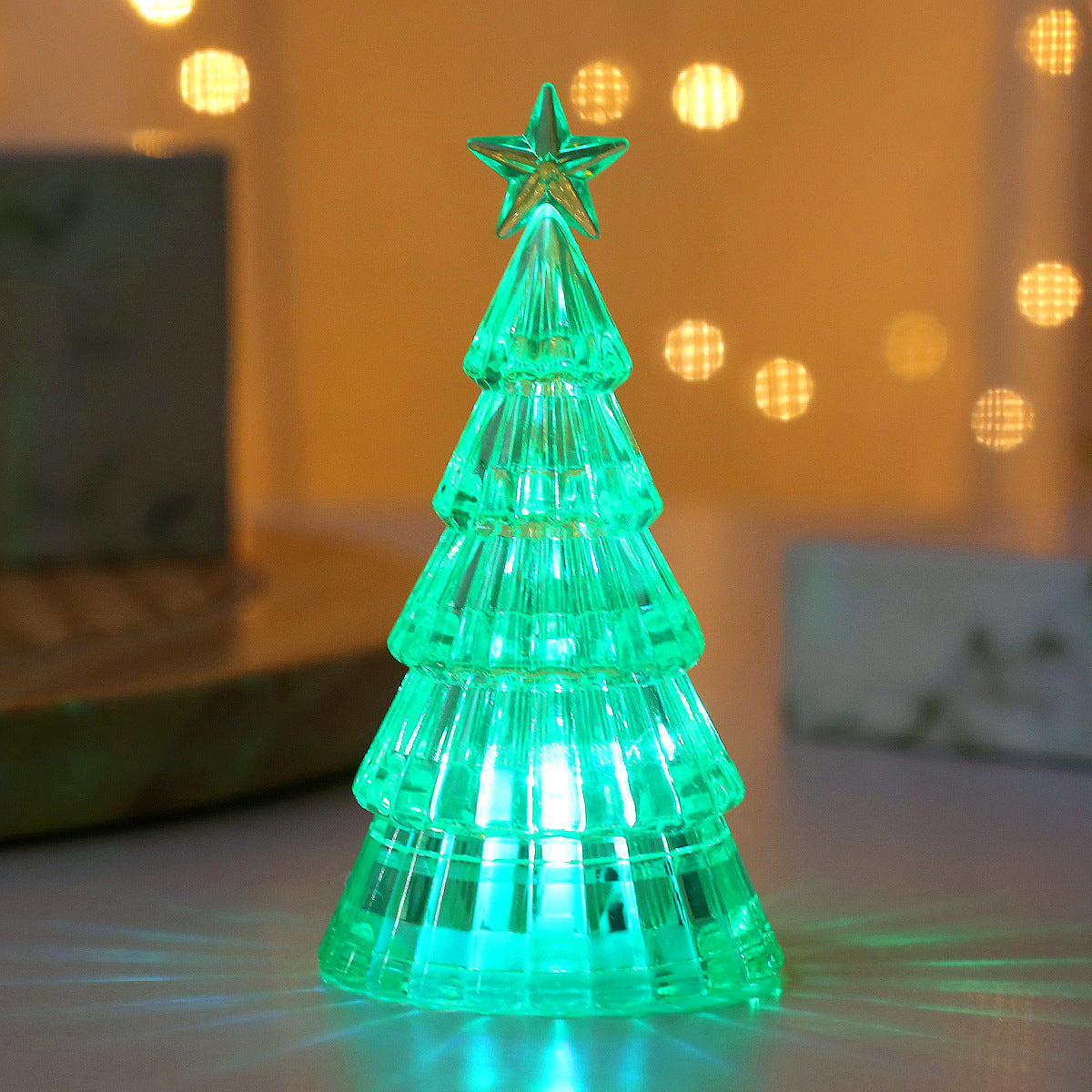 Beleuchteter Mini-Weihnachtsbaum als Tischdekoration