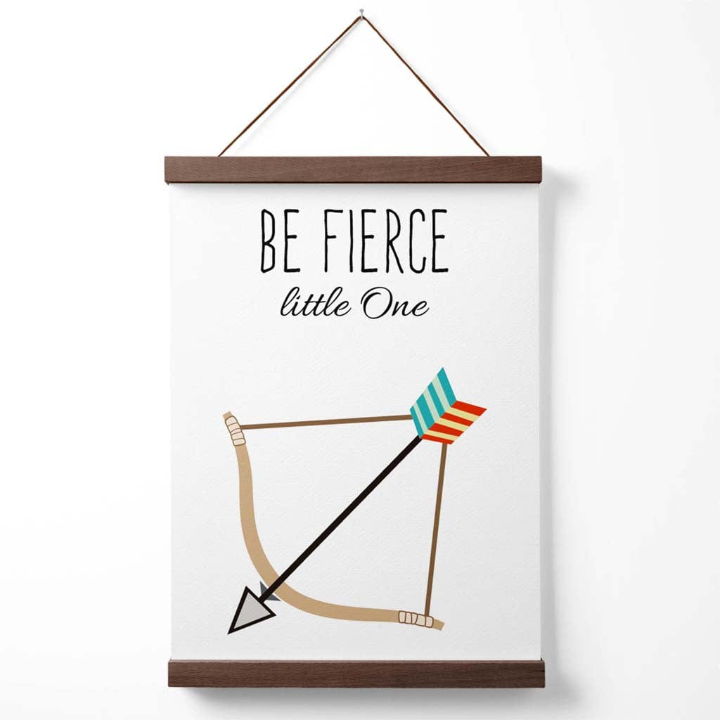 Poster mit Zitat des Arrow-Stammes „Sei furchtlos“ inklusive Aufhänger