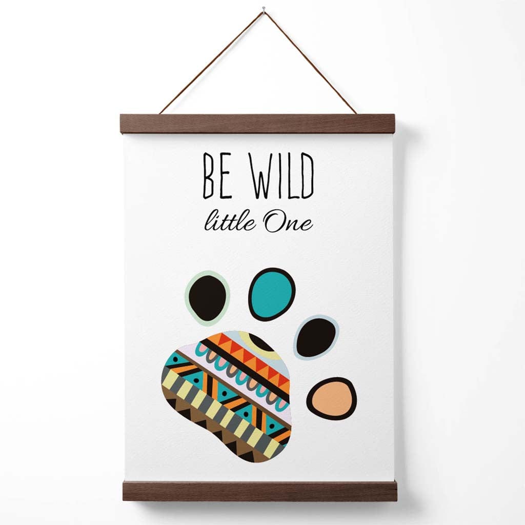 Poster mit Stammeszitat „Sei wild“ und Pfotenabdruck, inklusive Aufhänger