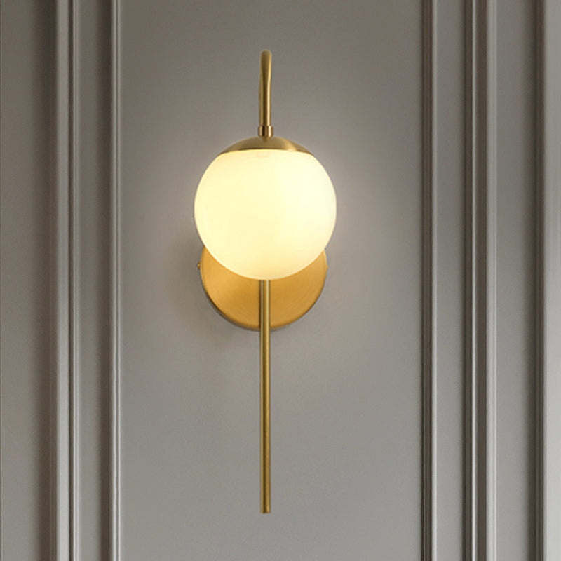 Sphere Wandlampe Minimal Frosted Glass 1 Leuchtmittel Weiße Wandleuchte mit Gold Gänsekopfarm | Brehn