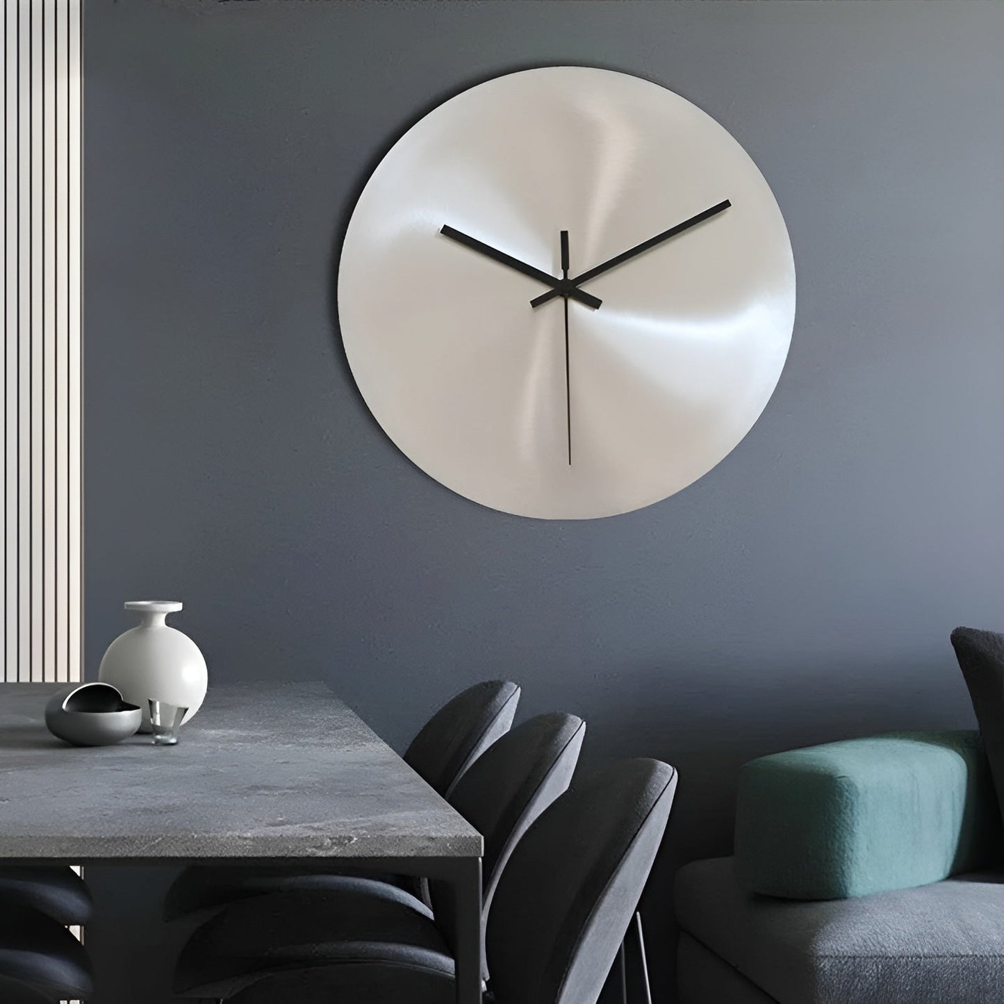 Wanduhr im skandinavischen Industriedesign – Silberne runde Uhr | Modernes Wohnaccessoire fürs Wohnzimmer