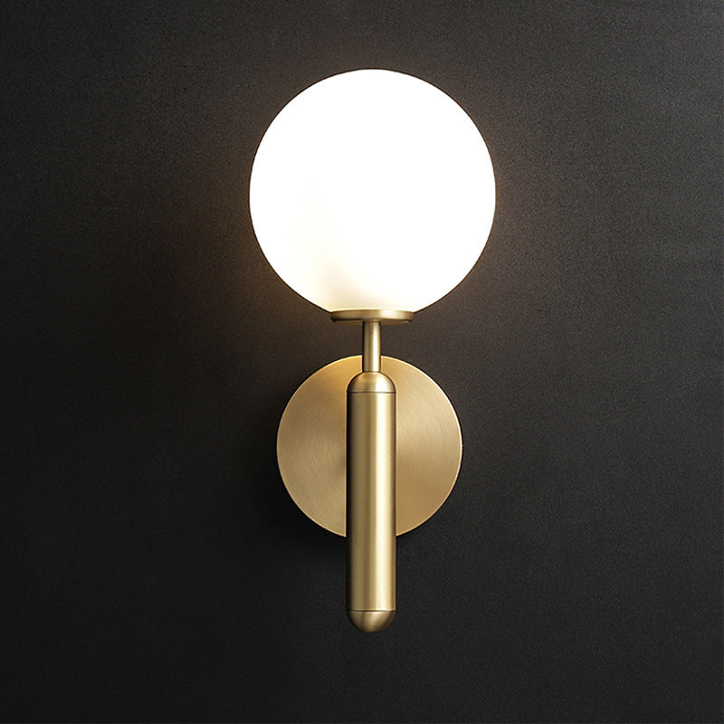 Milchglasball-Wandleuchte Zeitgenössisch 1 Kopf Messing Wandmontage Lichtarmatur mit Metalldesignarm | Brehn
