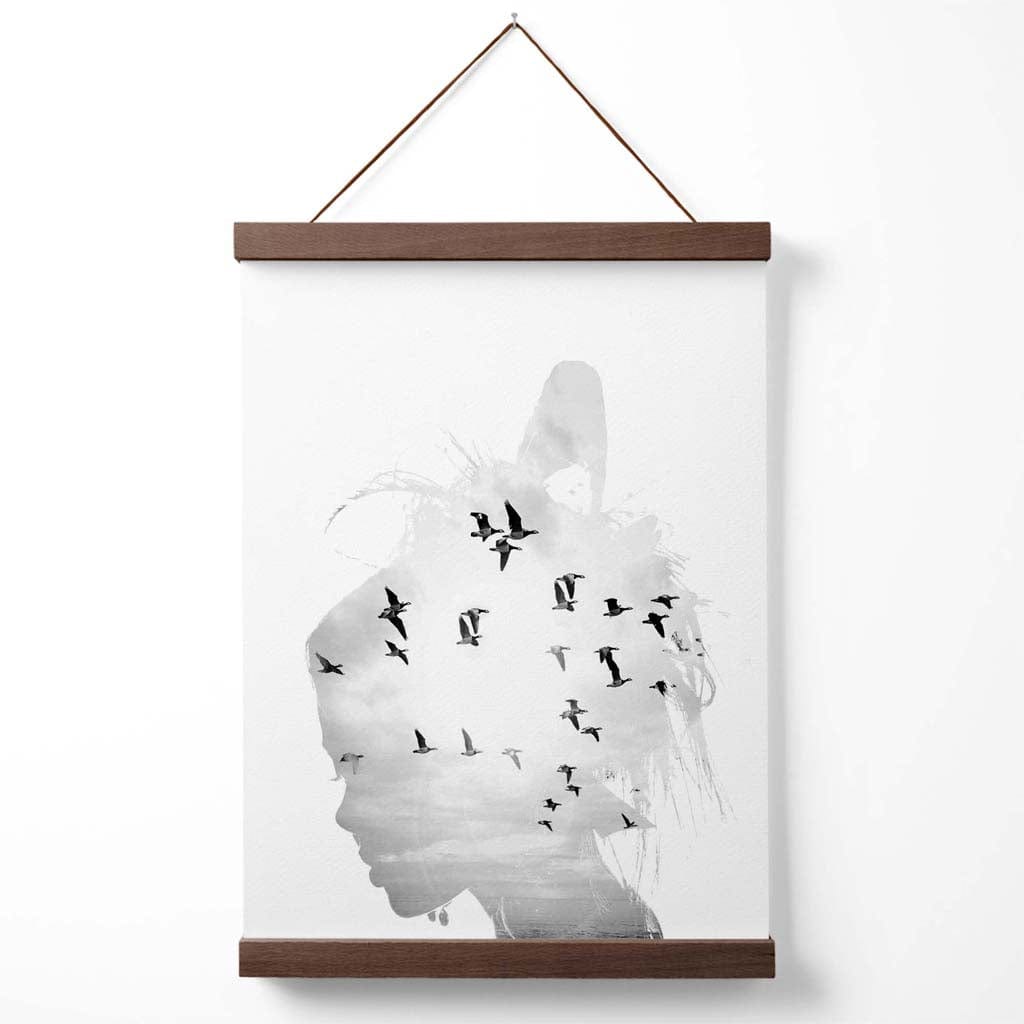 Abstraktes Modeposter mit Mädchen und Möwen (Schwarz-Weiß-Foto) inklusive Aufhänger