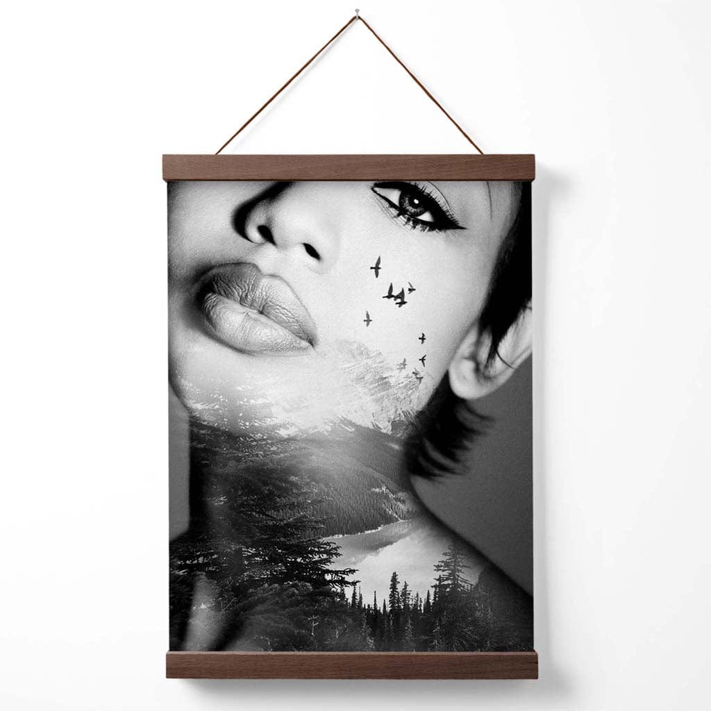 Abstraktes Mädchen- und Waldmode-Schwarzweiß-Fotoposter mit Aufhänger