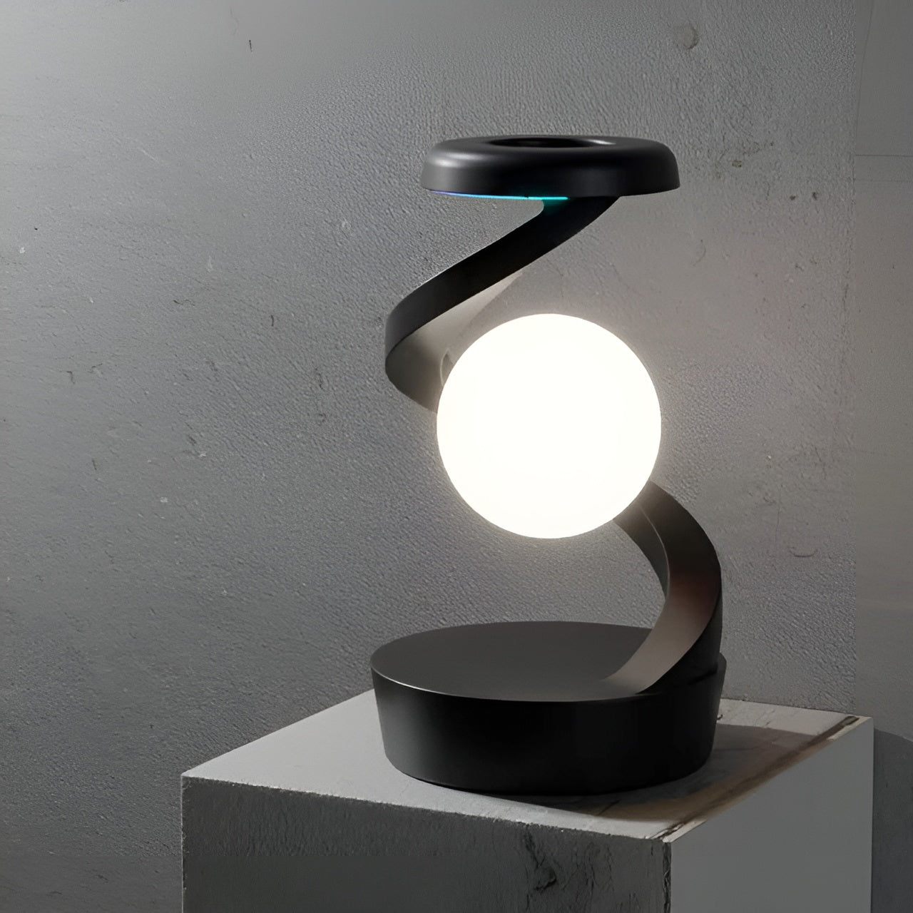 OrbitGlow Lampe - Stilvolles Licht mit kabellosem Laden | Brehn
