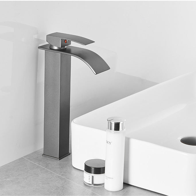 Moderner Badewannenarmatur Wasserfallauslauf Hebelgriff Messing Spülenarmatur