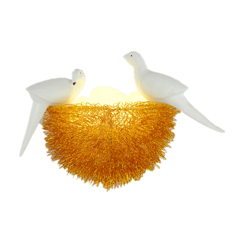 Gold Finish Vogel Nest Flush Wand Sconce Art Deco 3 Lichter Metall LED Wandlampe mit weißer Vogel Dekor