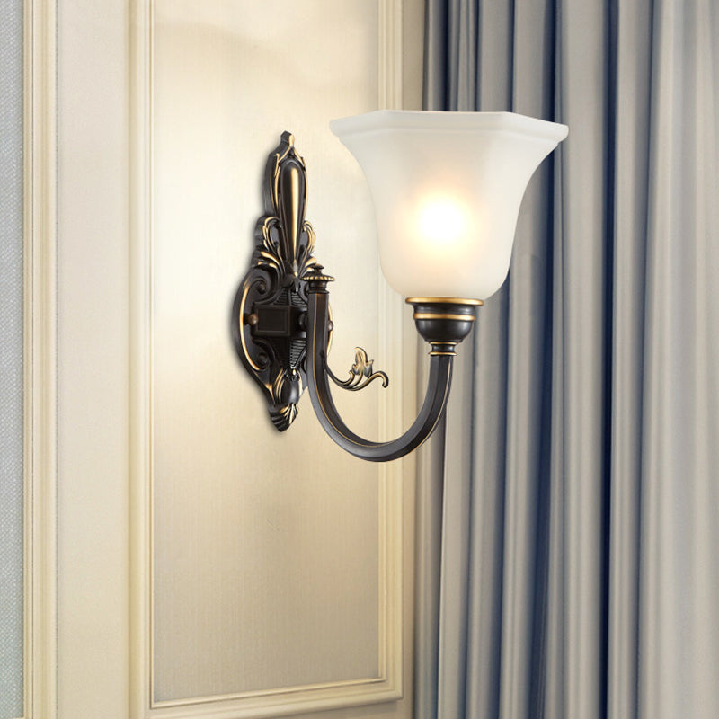 Gekrümmte Arm Flur Wandlampe Traditionelle Metall 1/2-Kopf Messing/Schwarz und Gold Wandleuchte mit Flared Frosted Glass Shade | Brehn