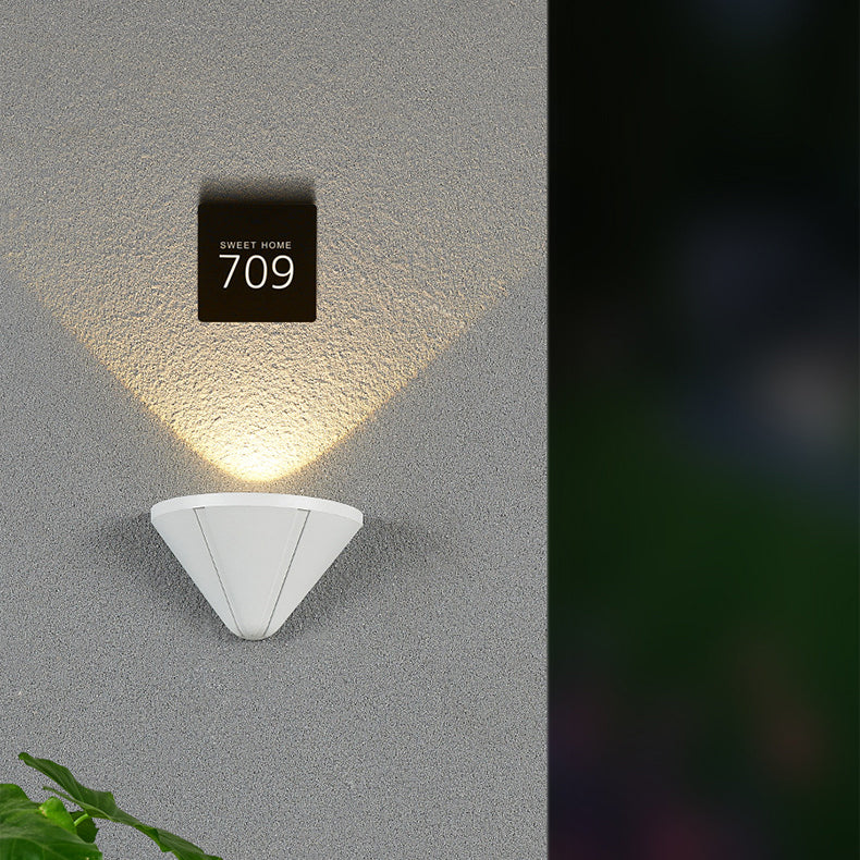 Moderner minimalistischer wasserdichter dreieckiger Halbring-Druckguss-Aluminium-PC-LED-Wandlicht für Außenpatio | Brehn