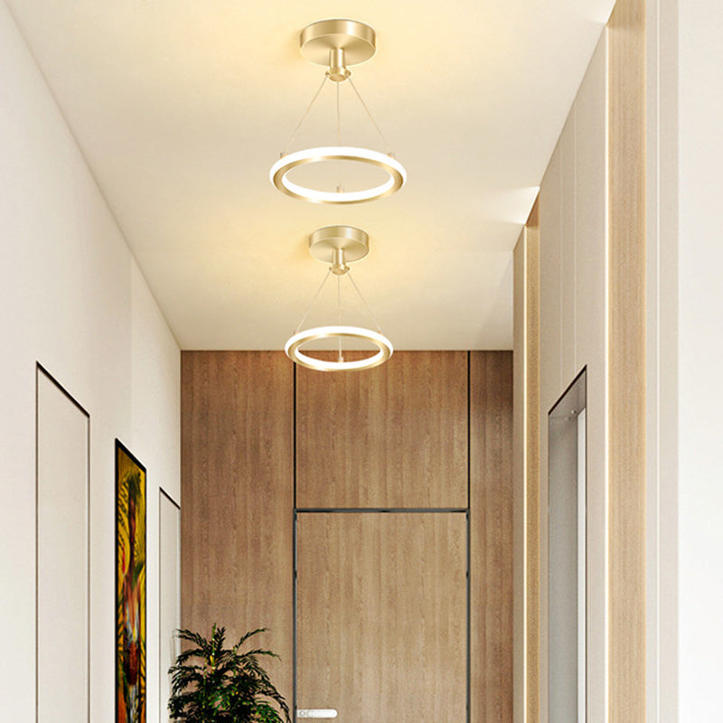 Moderne skandinavische runde LED-Deckenleuchte aus Metall und Siliziumdioxid zur halben Deckenmontage für Flure