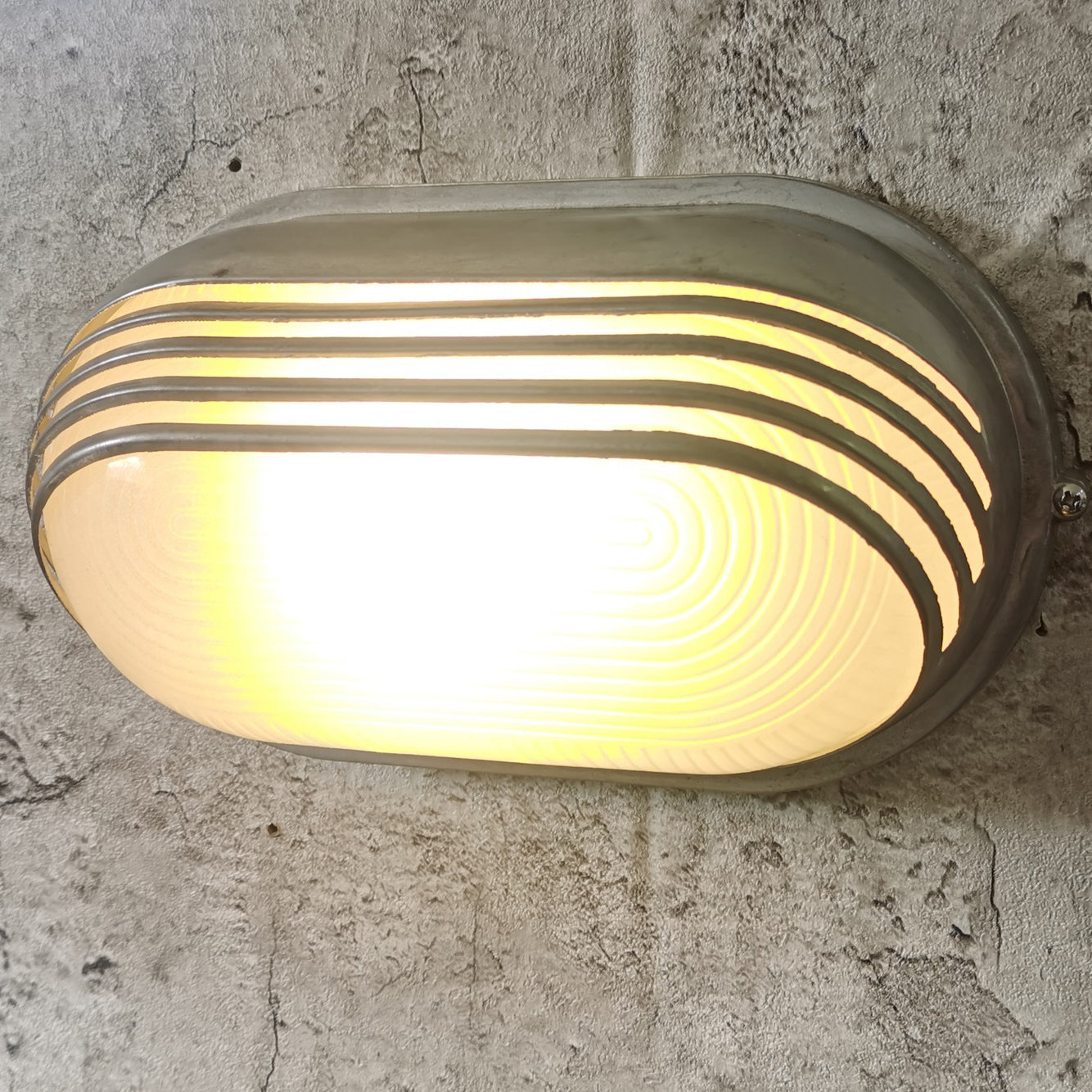 Zeitgenössische Industrie wasserdicht Aluminium Glas satiniert oval gestreift 1-Licht Wand Sconce Lampe für Außenpatio | Brehn