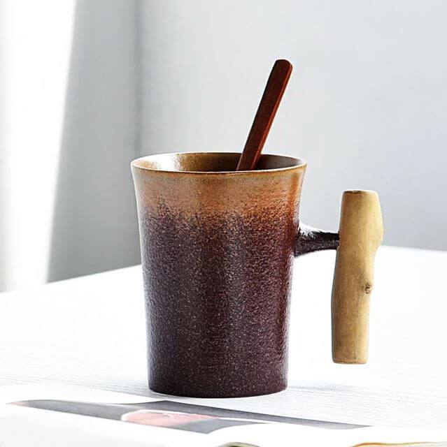 Grobkeramiktasse mit Holzhantel | Brehn