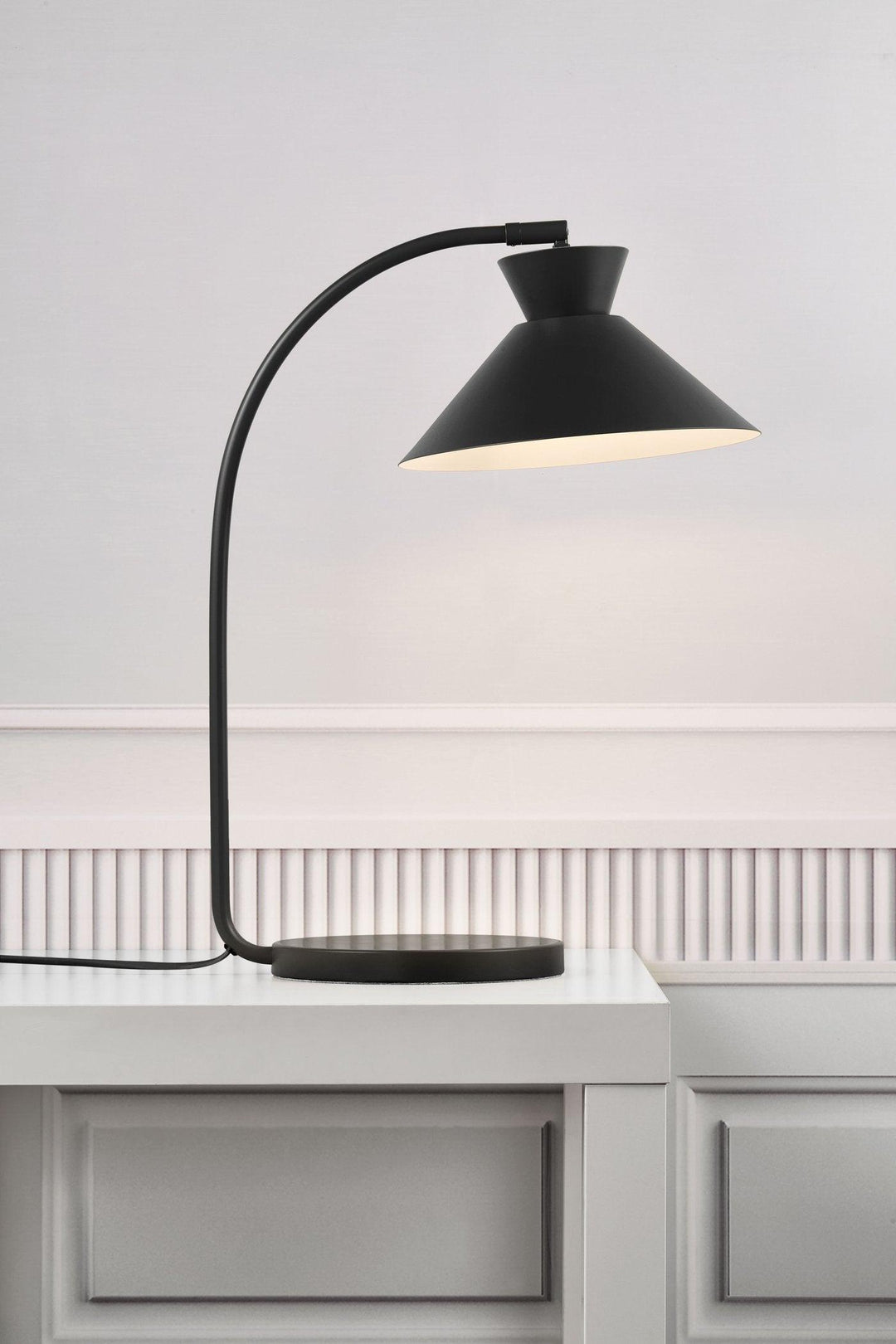 Brehn | Elegante Retro Lampe - für eine stilvolle Innenraumtransformation