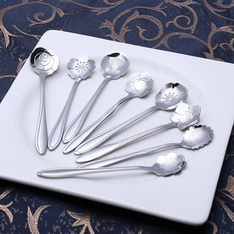 8-teiliges Teelöffelset aus Edelstahl mit Blumenmuster