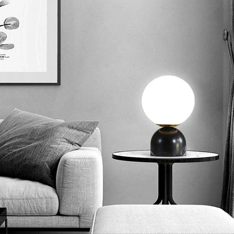 Moderne Marmor Tischlampe mit Rundem Glas, Elegante Wohnraumbeleuchtung | Brehn