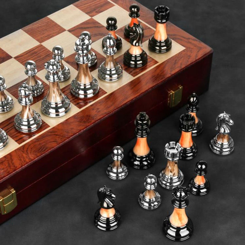 Brehn | Luxuriöses Schachspiel aus Metall mit großem 45 cm großem Holzbrett