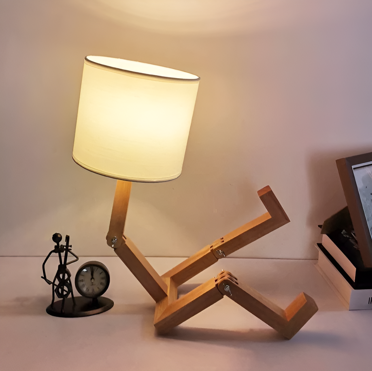 Flexible Robot Schreibtischlampe aus Solid Wood – LumoBot | Brehn