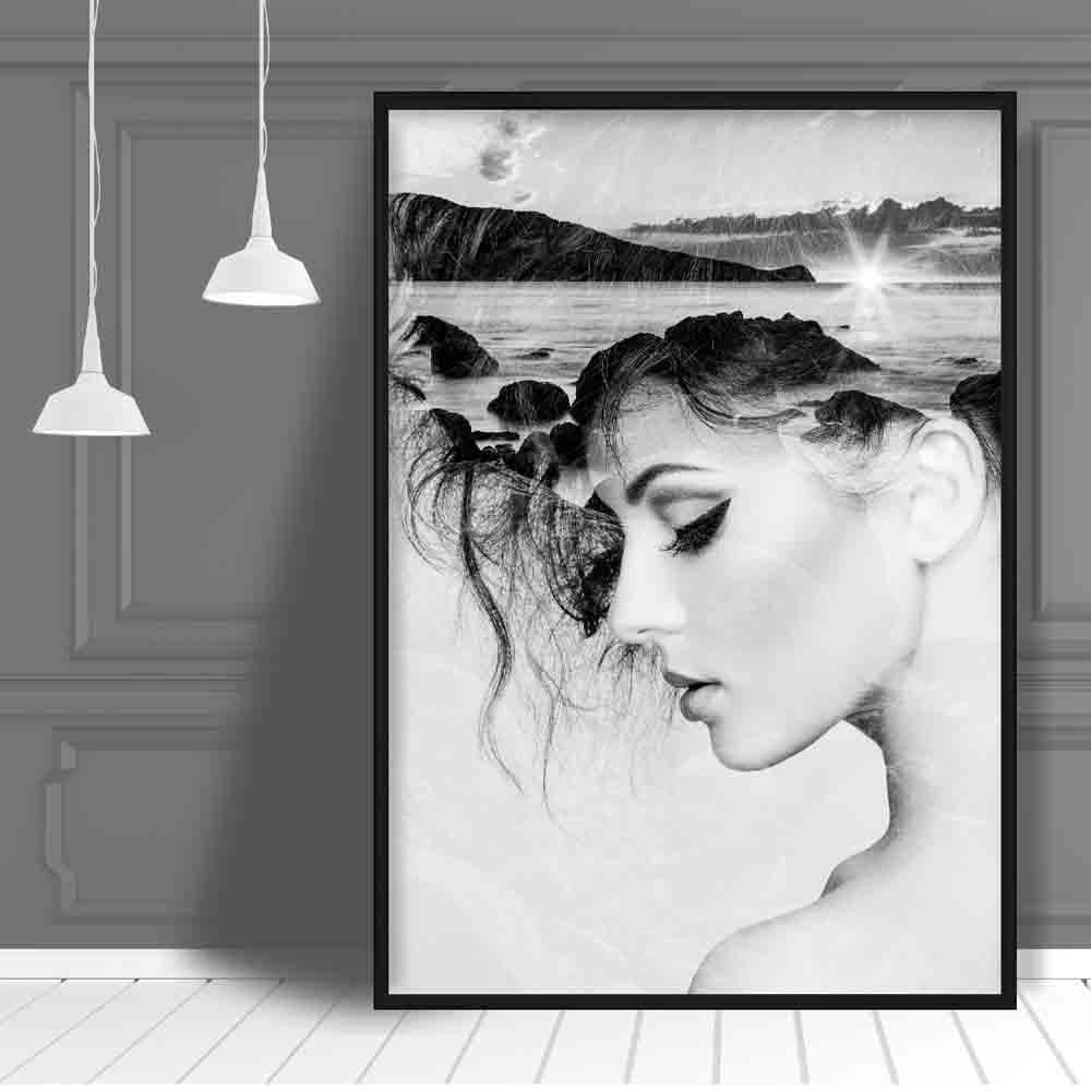 Abstraktes Schwarz-Weiß-Foto einer Frau am Strand (Kunstdruck)