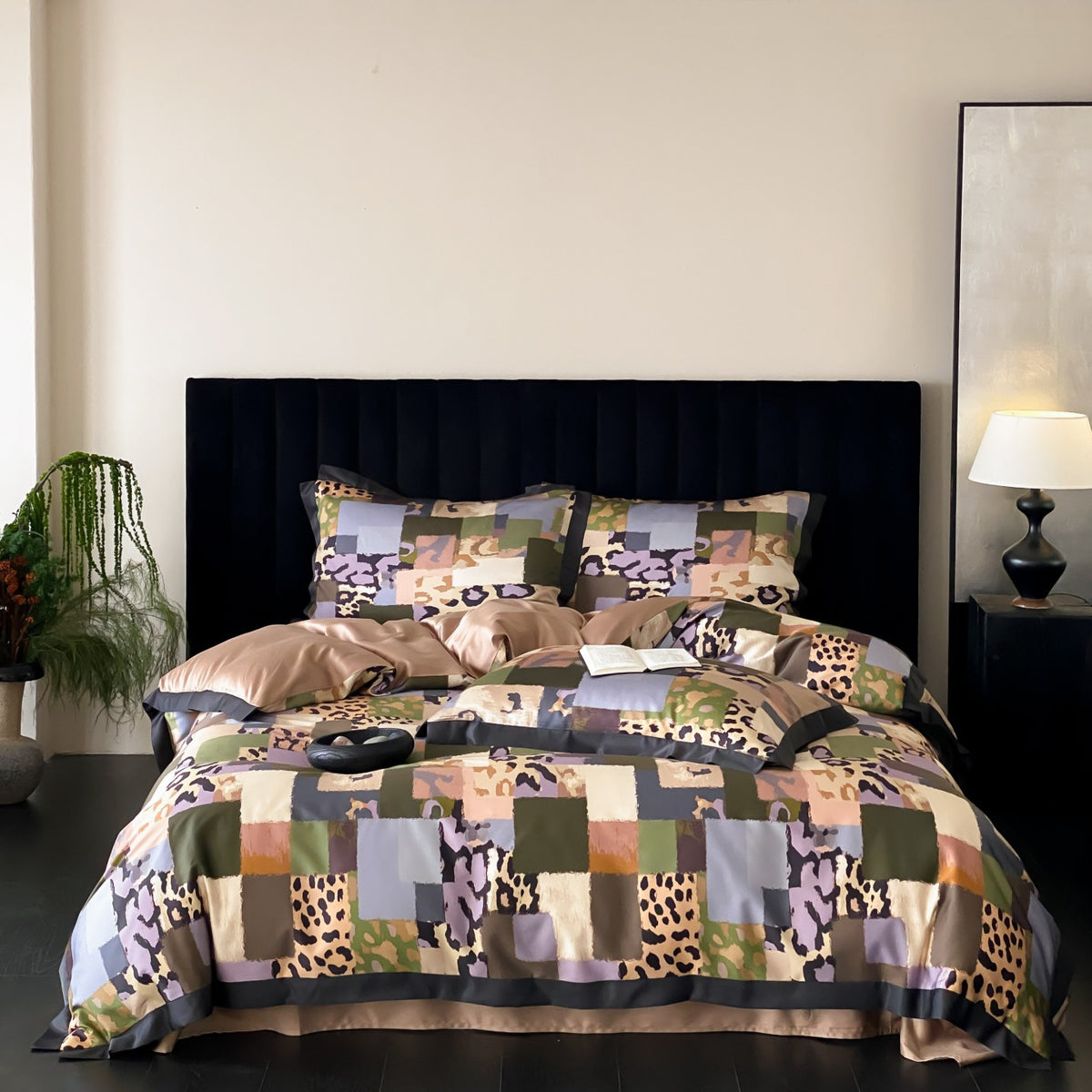 Bettwäsche-Garnitur aus seidig-glänzendem Baumwollsatin mit Patchwork- und Leopardenprint