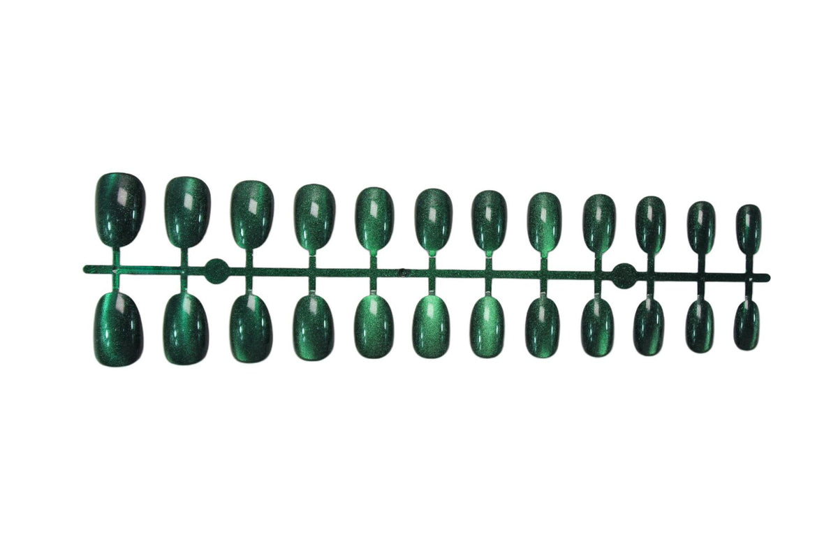 Kunstnagelset mit schimmernden grünen Effekten Brehn