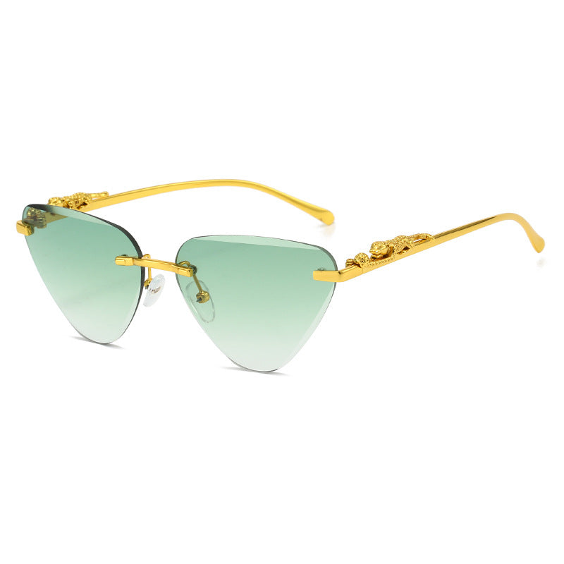 Damen Designer-Sonnenbrille mit kreativem, dreieckigem Rahmen und elegante goldene Akzente Brehn