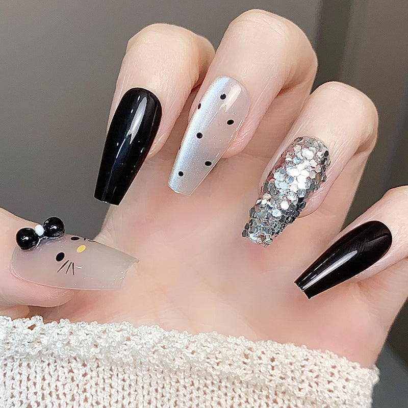 Künstlerisches Press-On Nagelset mit Glitzer und Charakterdesign Brehn