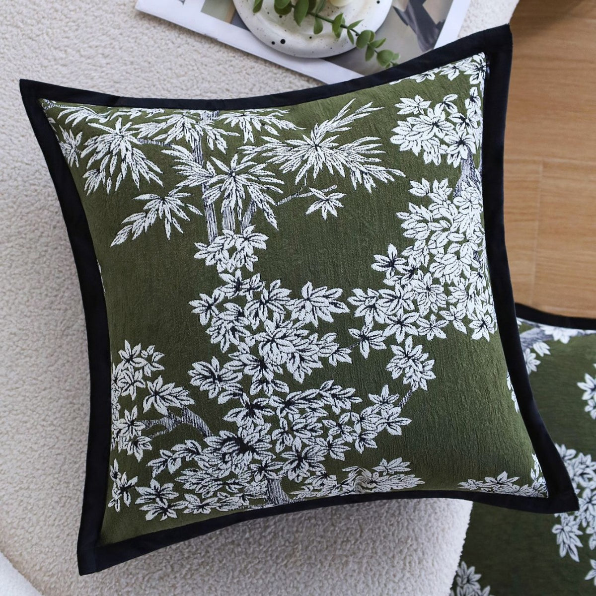 Quadratischer bestickter Kissenbezug aus Baumwoll‑Leinen‑Mix mit floraler Jacquardstruktur und Samtpaspel Brehn