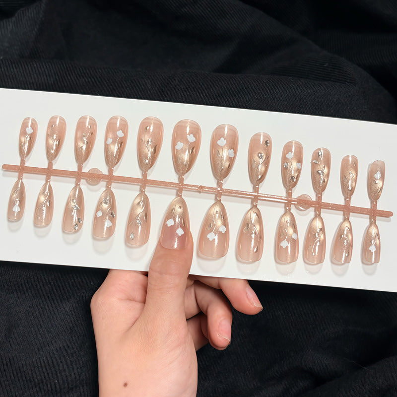 Elegante Stiletto Press-On Nagelkunstset mit Blumenakzenten Brehn