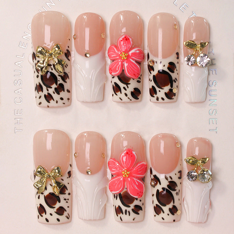 Kunstnagelset mit eleganten Leoparden- und Blumenverzierungen Brehn
