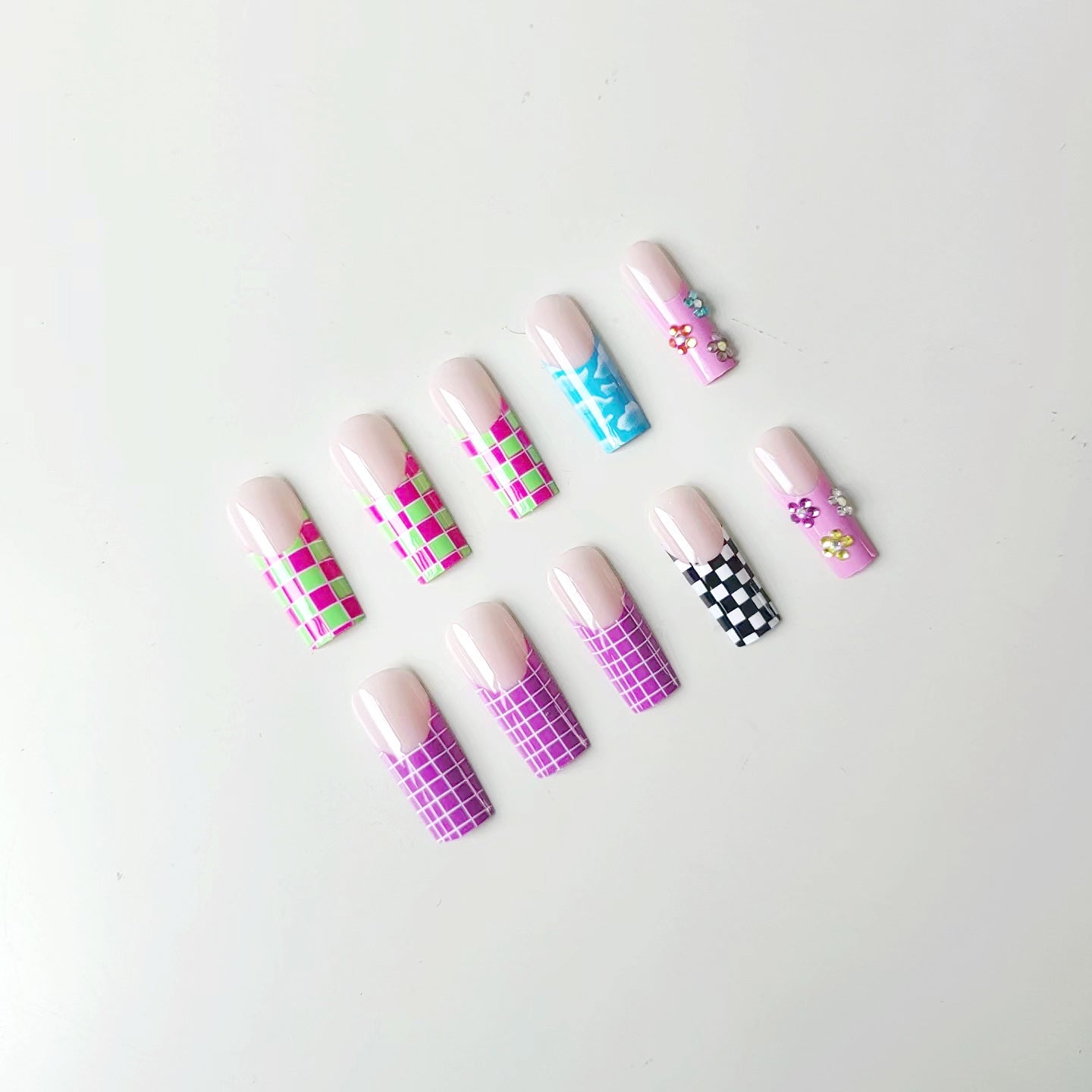 Kunstnagelset mit kreativen Designs und schimmernden Akzenten Brehn