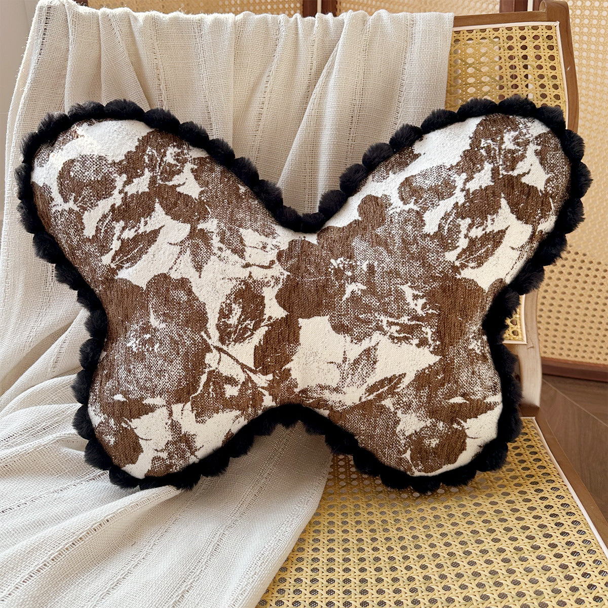 modernes und dekoratives Kissen im Schmetterlingsdesign