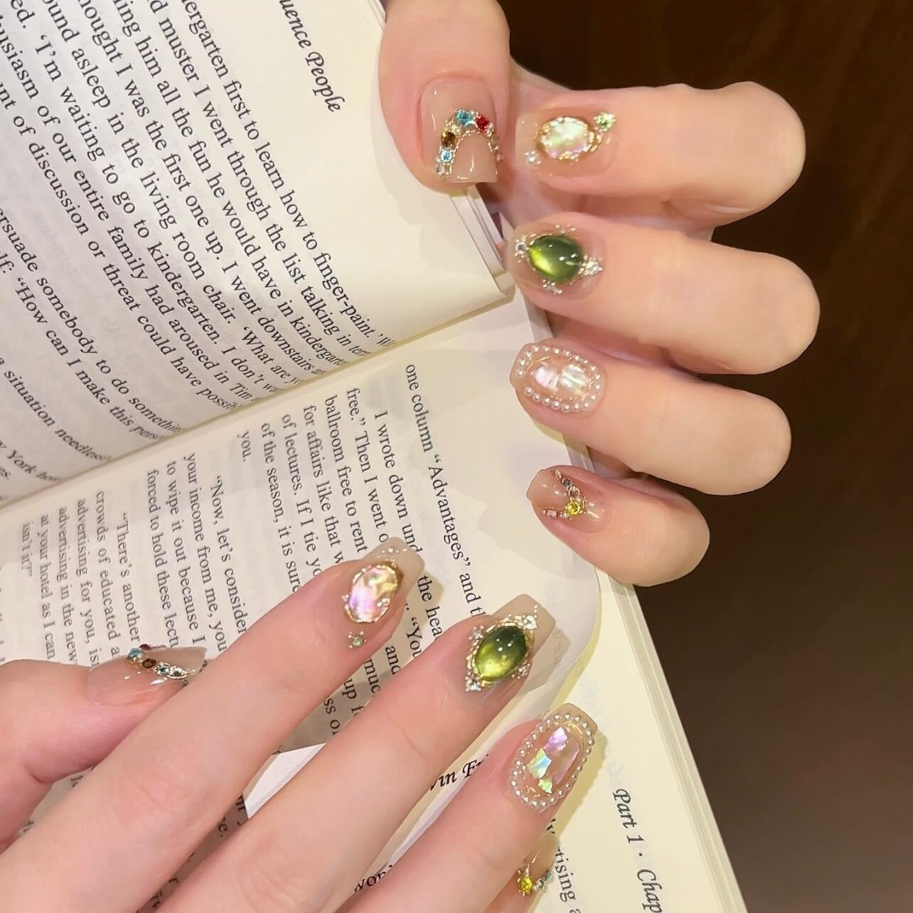 Kunstnägel mit Strass- und Perlenakzenten Brehn