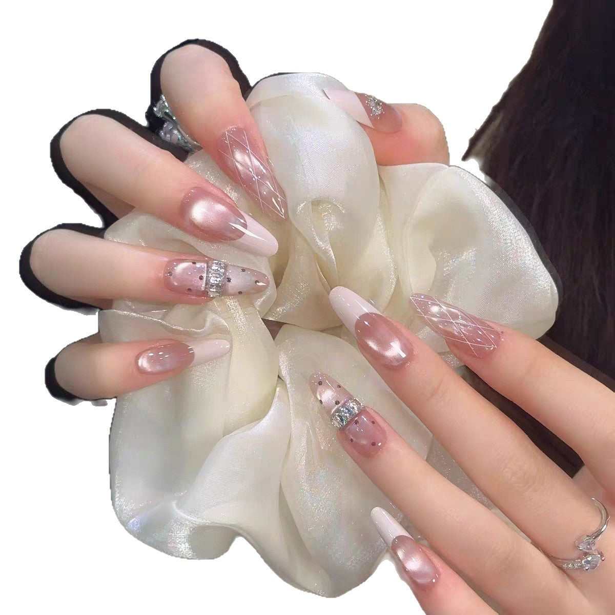 Elegante Stiletto-Nagelkunstverlängerungen mit dekorativen Akzenten Brehn
